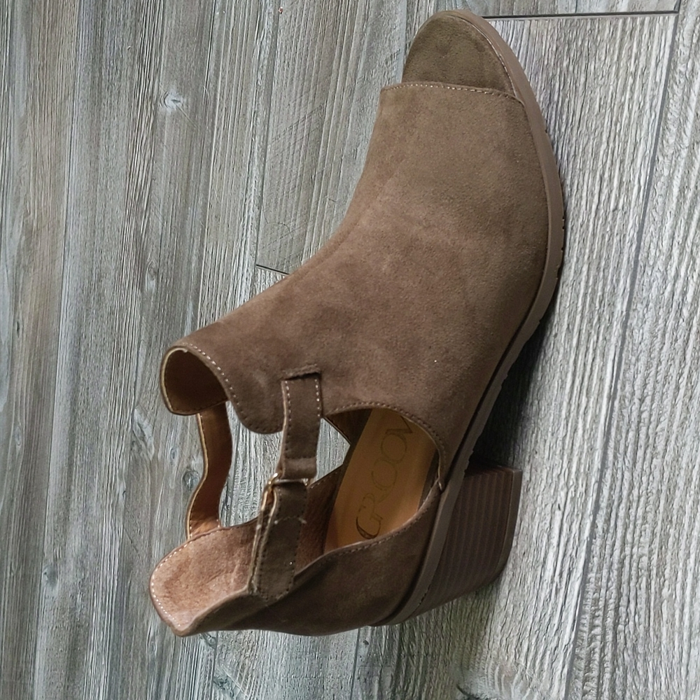 Groove Khaki Open-toe Shoes 6.5